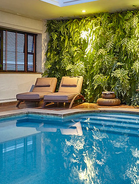 Hotel dengan kolam renang dalam ruangan